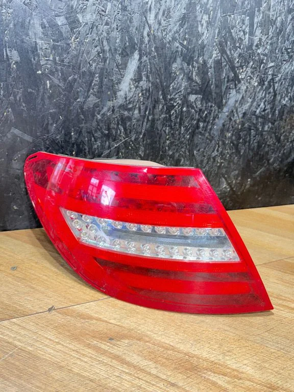 Lampa tylna w błotniku 2049060203