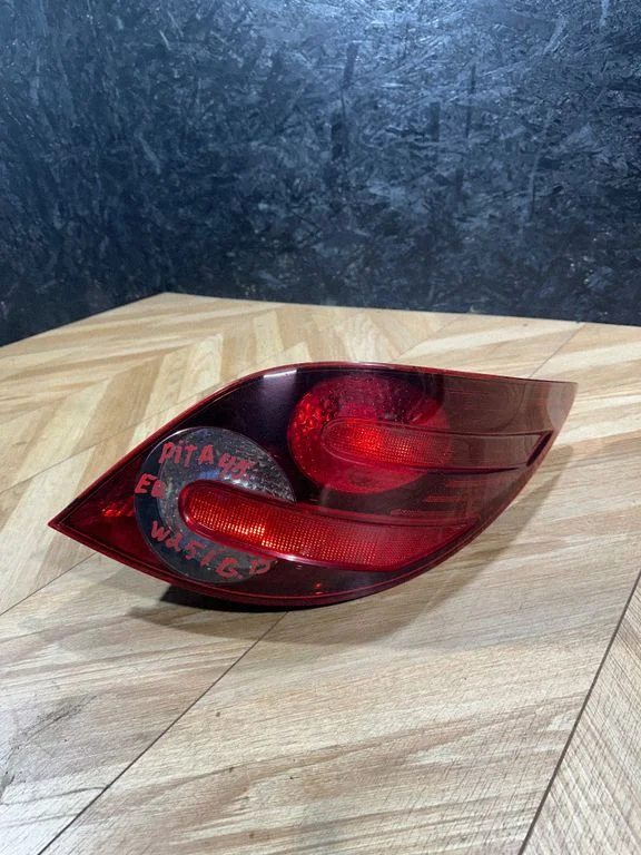 Lampa tylna w błotniku A2518200464