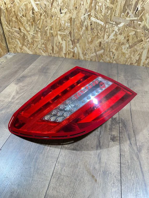 Lampa tylna w błotniku A2048205464