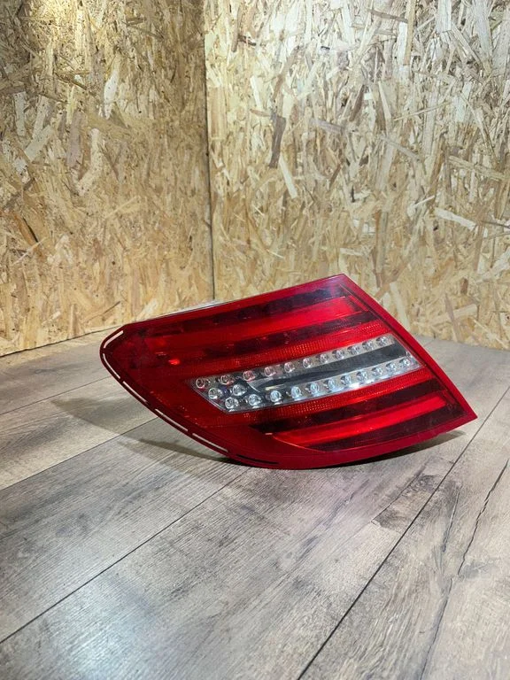 Lampa tylna w błotniku 2048205464
