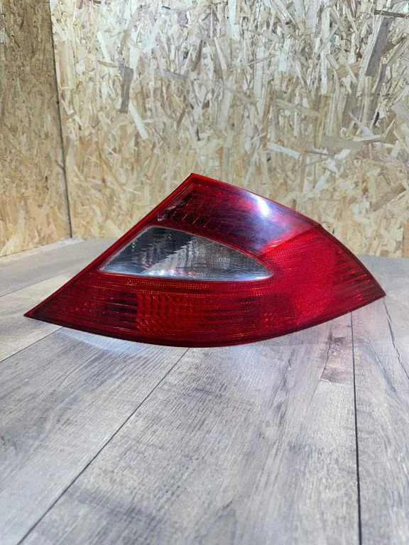 Lampa tylna w błotniku – Mercedes-Benz Klasa CLS C219 (2003-2011)