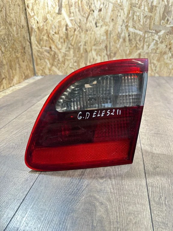 Aizmugurējais lukturis bagāžnieka vākā – Mercedes-Benz E klase W211 (2002-2009)