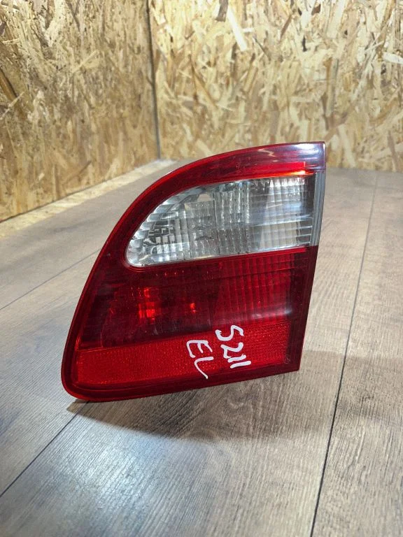 Aizmugurējais lukturis bagāžnieka vākā – Mercedes-Benz E klase W211 (2002-2009)