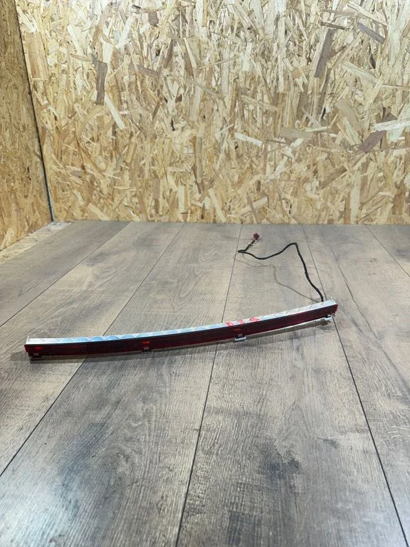 Third/center stoplight A2048200056