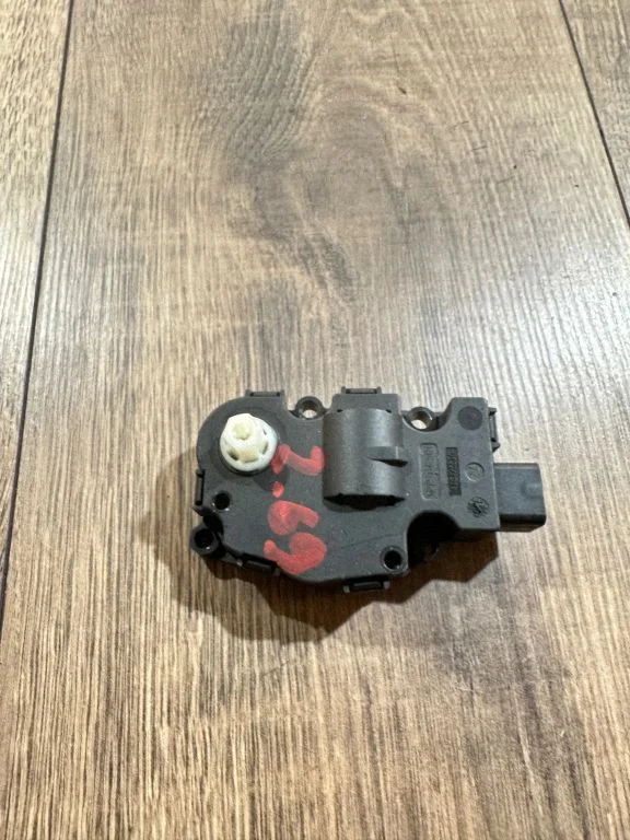 Gaisa aizvara motoriņš/aktuators 412650750