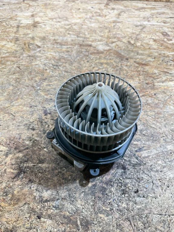 Krāsniņas ventilators/pūtējs – Mercedes-Benz E klase W211 (2002-2009)