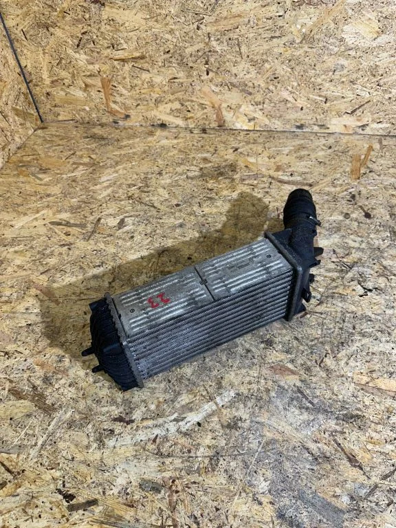 Vahejahuti radiaator