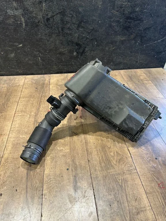 Air filter box 7L6128601M