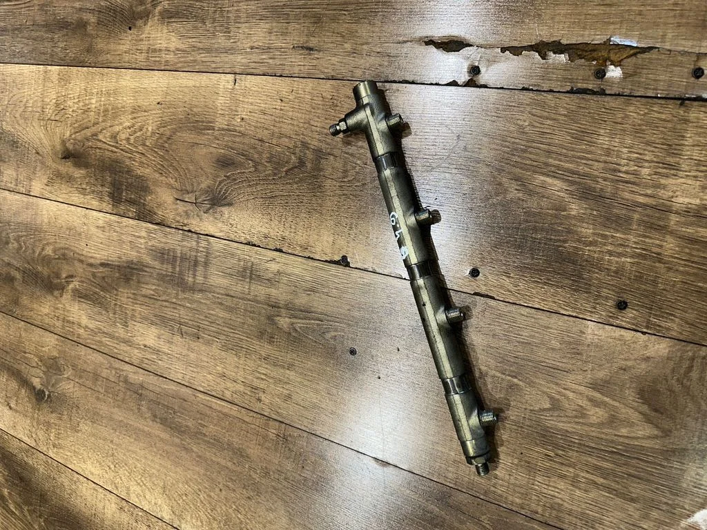Fuel main line pipe F00R001029