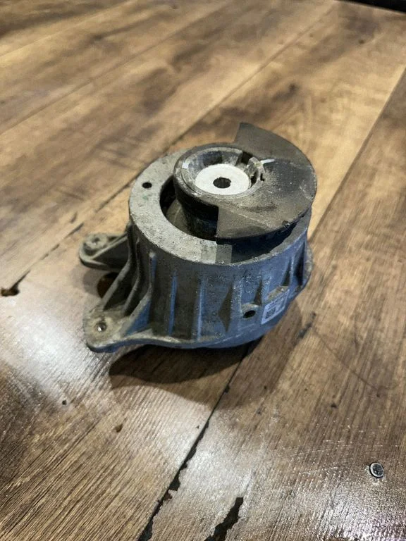 Engine mount bracket A2052406717