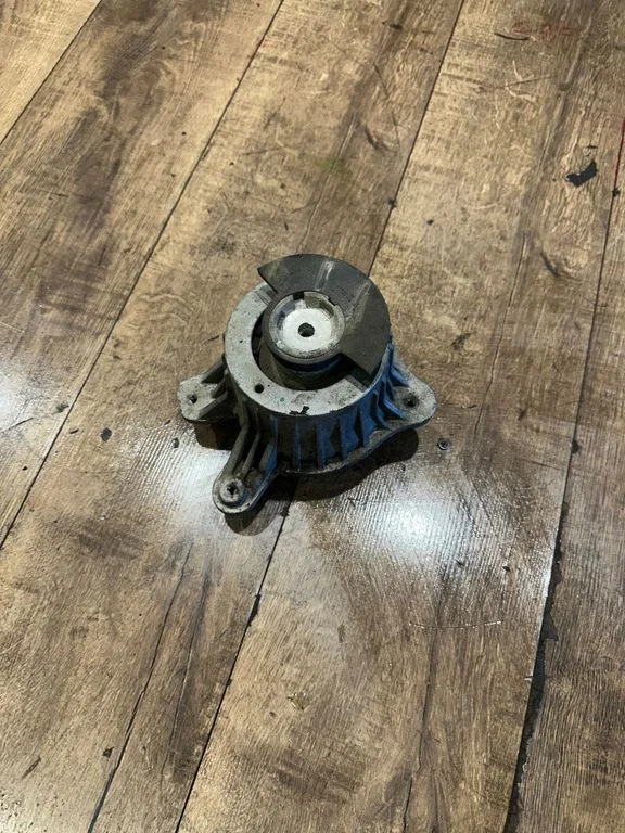 Engine mount bracket A2052406617