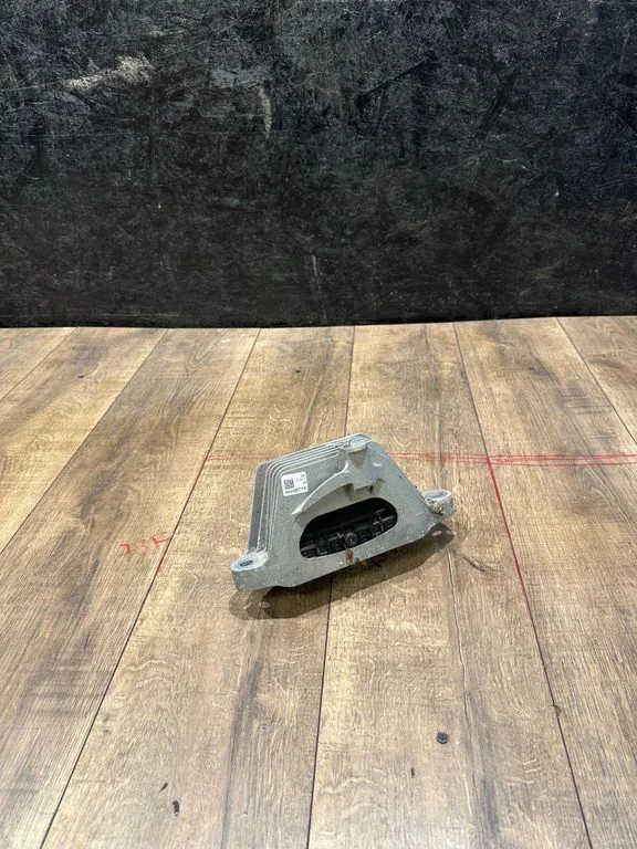 Engine mount bracket 84248715