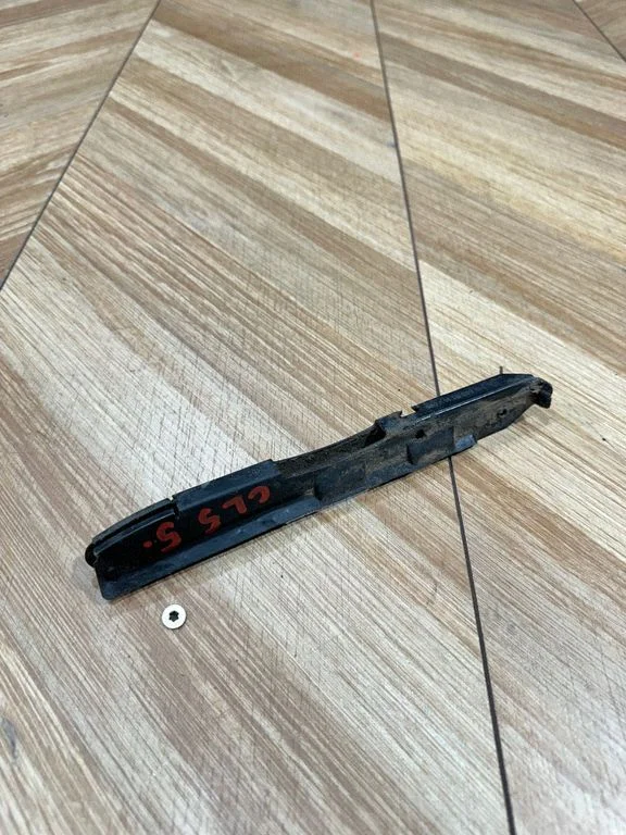 Esistange kinnitusklamber – Mercedes-Benz CLS-klass C219 (2003-2011)