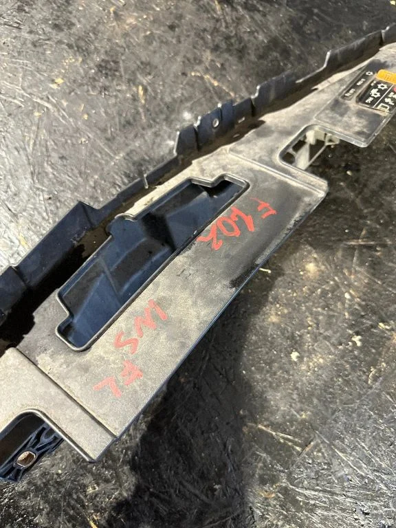 Front bumper mounting bracket 22798560