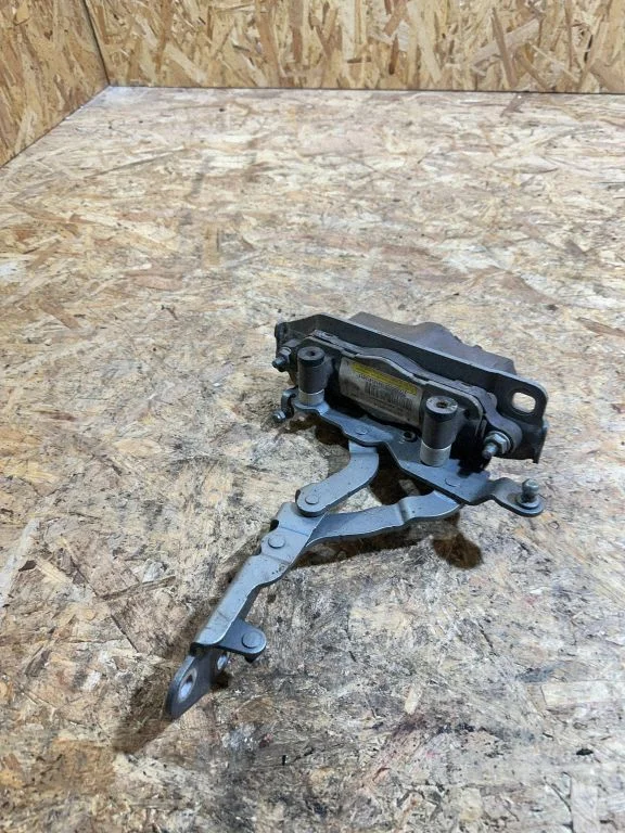 Engine bonnet/hood hinges – Mercedes-Benz E-Class W212 (2009-2016)