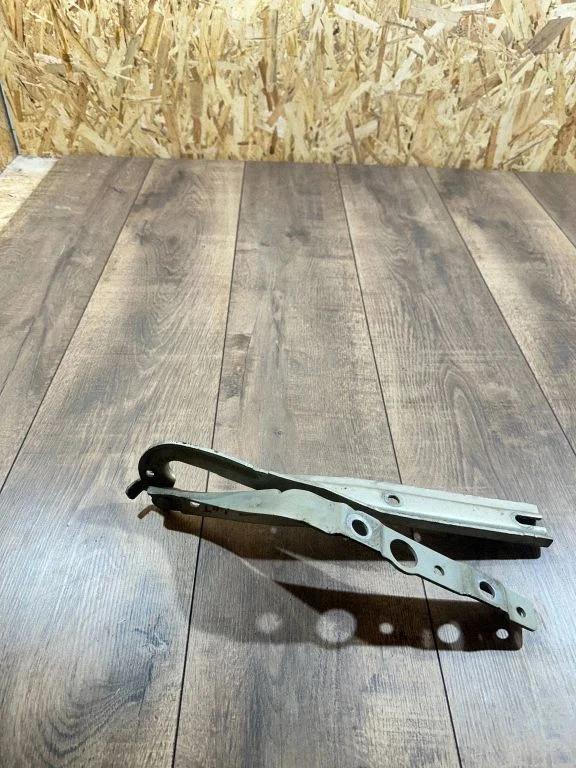 Engine bonnet/hood hinges