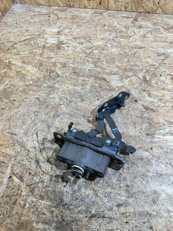 Engine bonnet/hood hinges – Mercedes-Benz E-Class W212 (2009-2016)