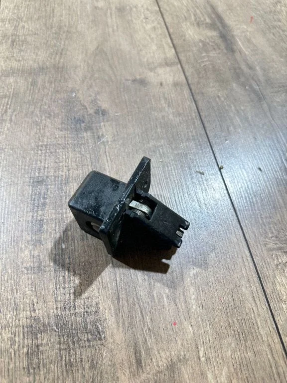 Aizmugurējā vāka slēdzene A2207500484