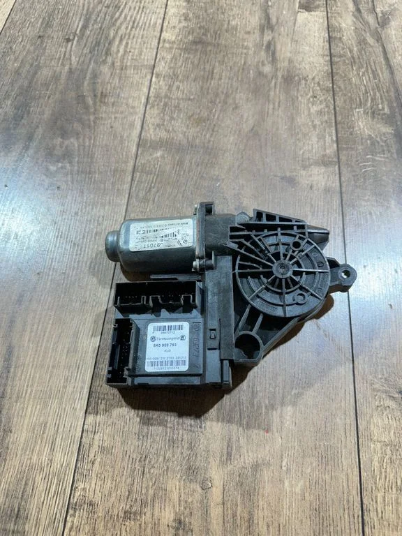 Priekšējā loga pacēlāja motoriņš 5K0959793
