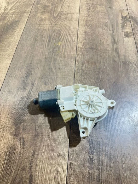 Front door window regulator motor – Mercedes-Benz C-Class AMG W204 (2007-2014)