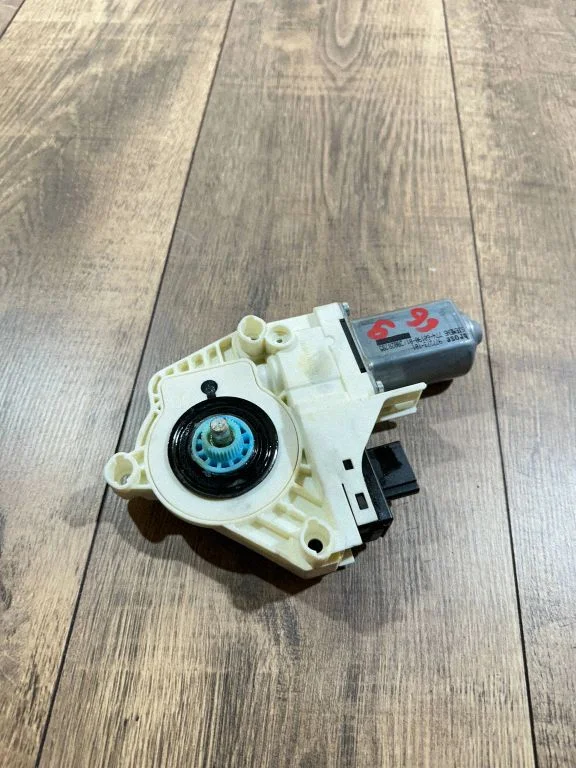 Front door window regulator motor 4L0959801B