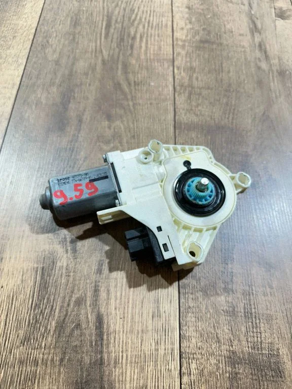 Front door window regulator motor 4L0959802B