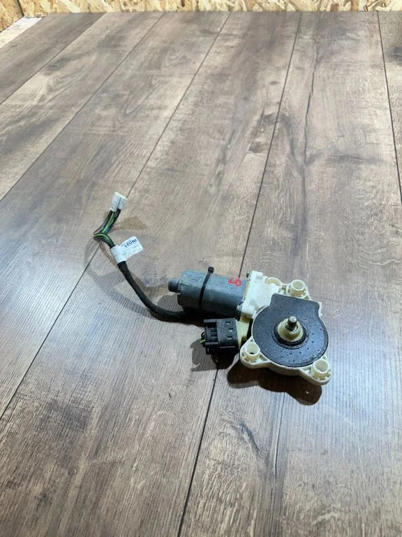 Priekšējā loga pacēlāja motoriņš 0130821970