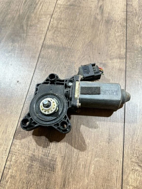 Rear door window regulator motor 0536004902
