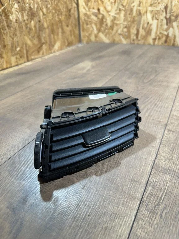Dash center air vent grill – Nissan Navara D23 (2015-)
