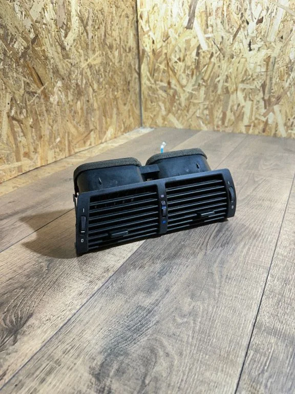 Dash center air vent grill 64228402221