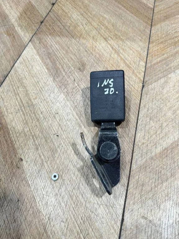 Rear seatbelt buckle 13267139