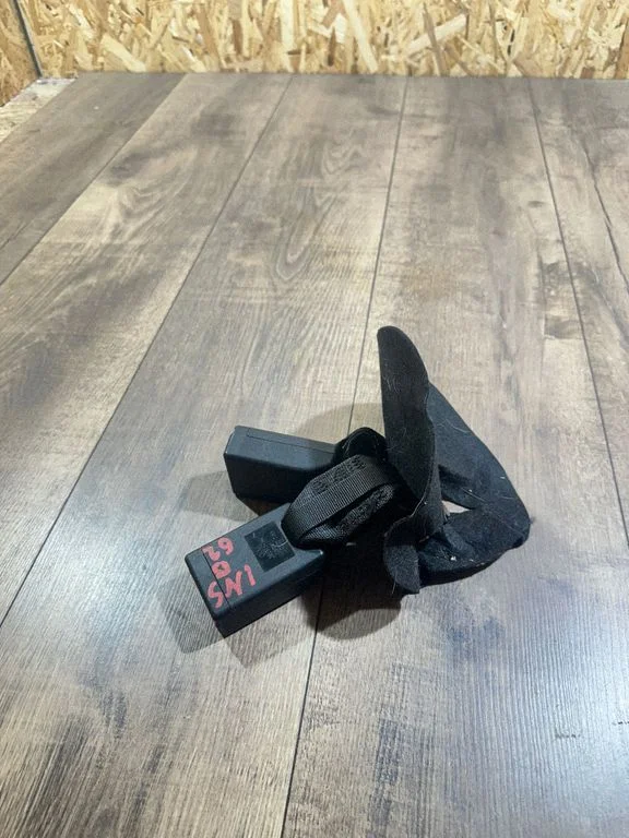 Aizmugurējās drošības jostas sprādze 39151545