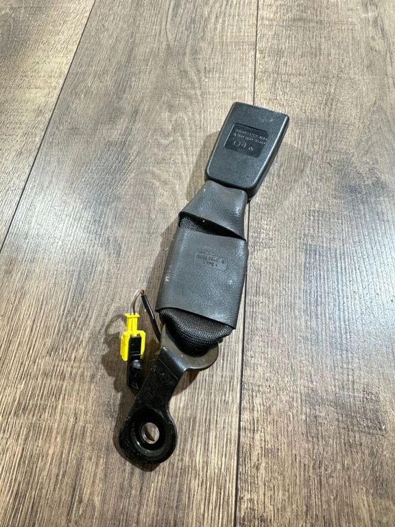 Rear seatbelt buckle – Mercedes-Benz C-Class AMG W204 (2007-2014)