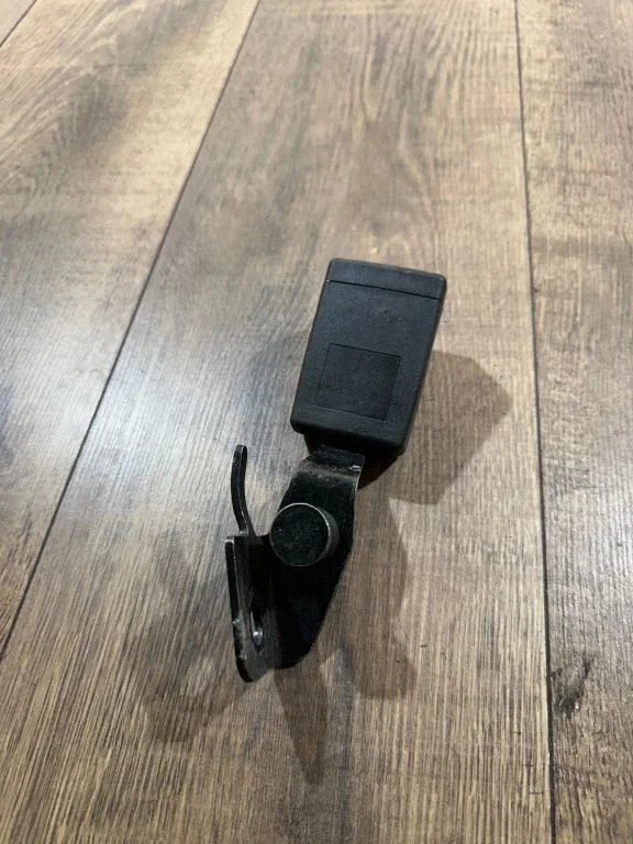 Rear seatbelt buckle 13267139