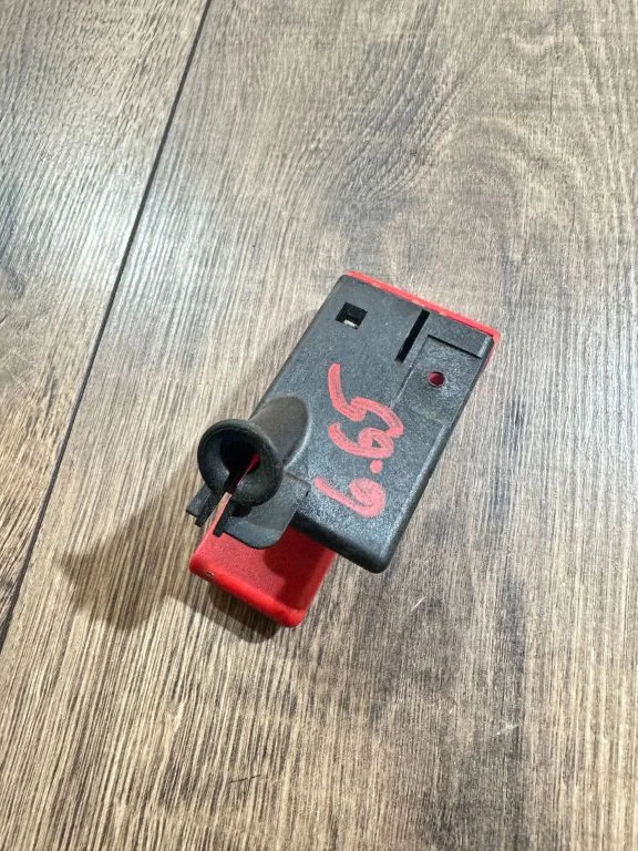 Rączka otwierania maski – przód