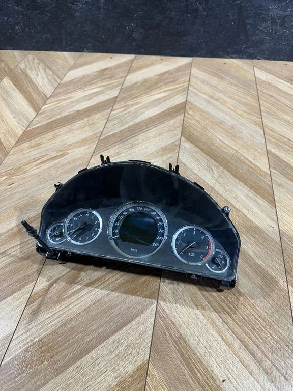 Speedometer (instrument cluster) A2C53279093