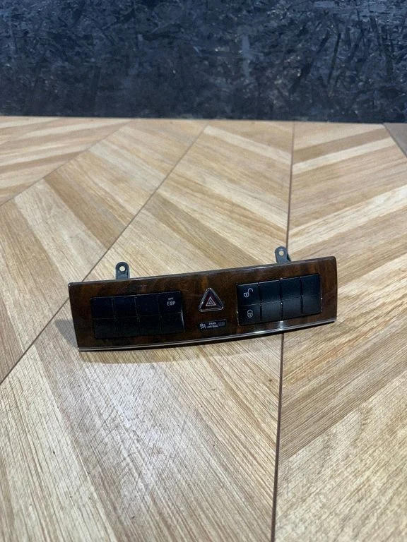 Hazard light switch 2038707110