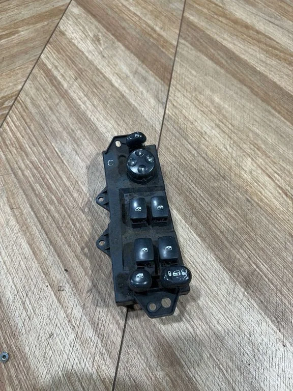 Electric window control switch 04685980AE