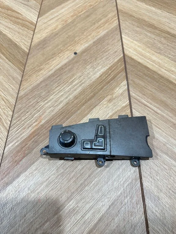 Seat control switch 6930027
