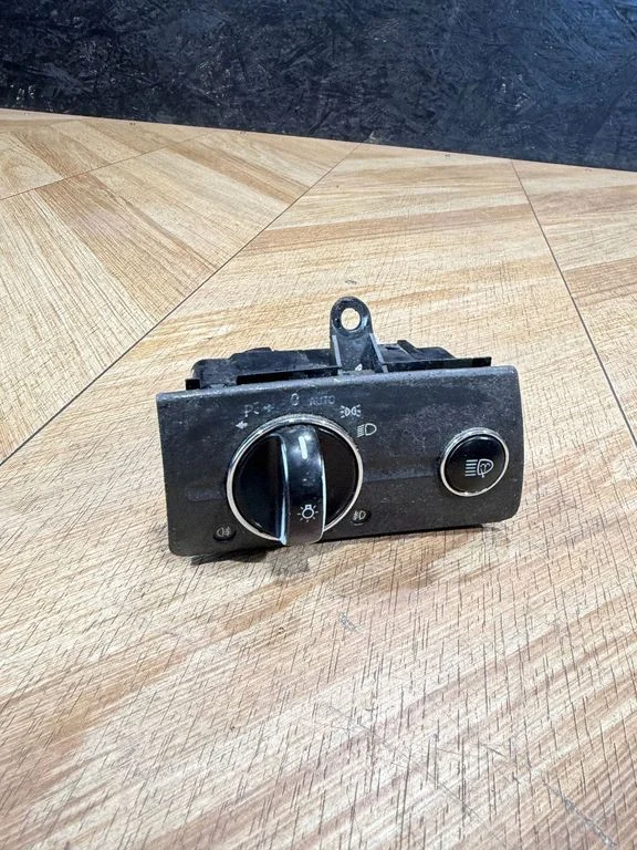 Light switch 2115450104