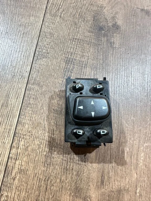 Wing mirror switch 2208211551