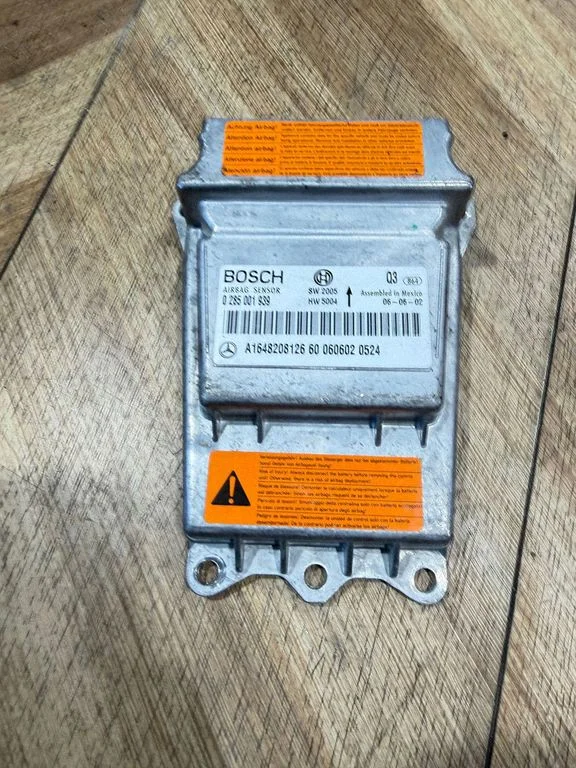 Drošības spilvenu vadības bloks A1648208126
