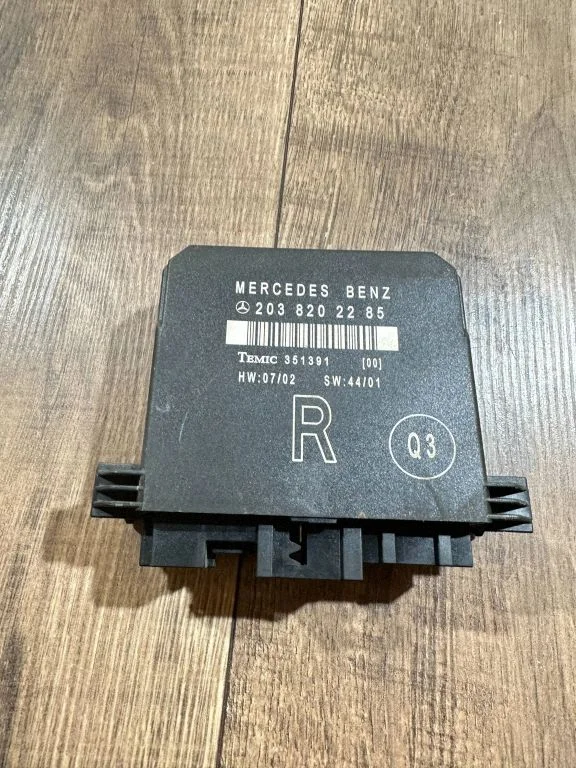 Door control unit/module – Mercedes-Benz C-Class W203 (2000-2007)