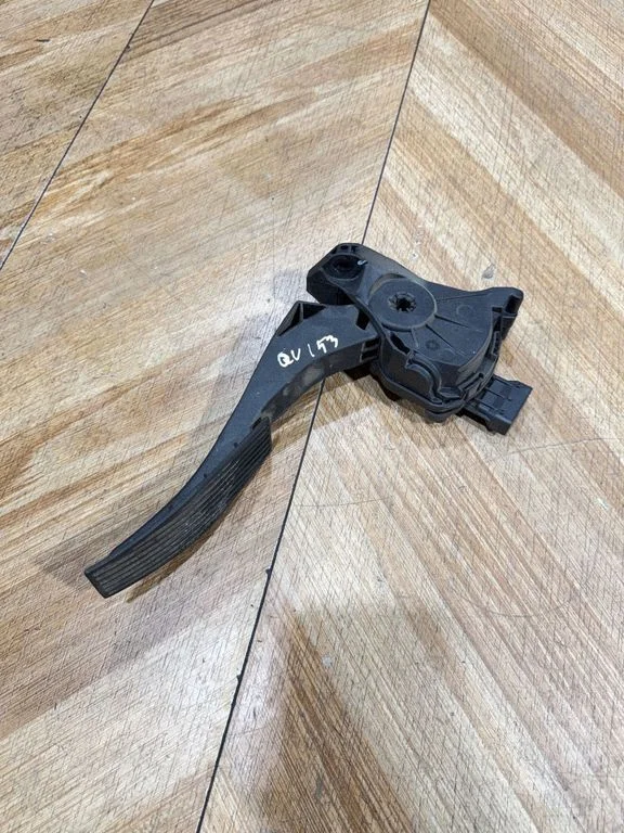 Accelerator throttle pedal 13237352