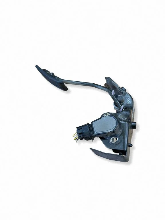 Accelerator throttle pedal