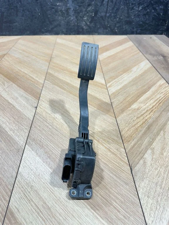 Accelerator throttle pedal – Ford Focus C-MAX (2003-2010)