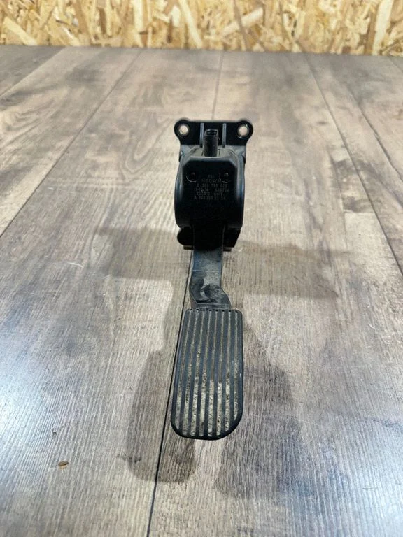 Accelerator throttle pedal – Mercedes-Benz Vito Viano W639 (2003-2014)