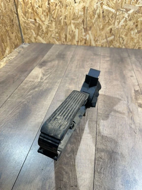 Accelerator throttle pedal A2113000404
