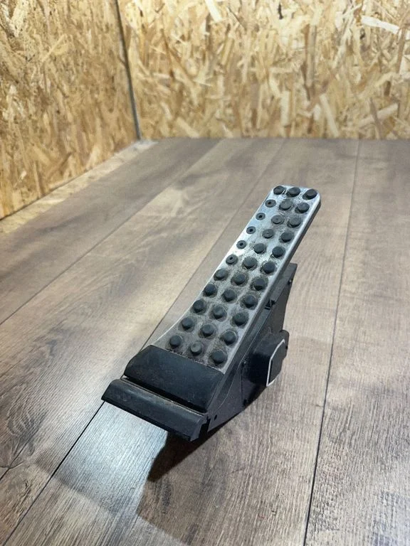 Accelerator throttle pedal – Mercedes-Benz C-Class AMG W204 (2007-2014)
