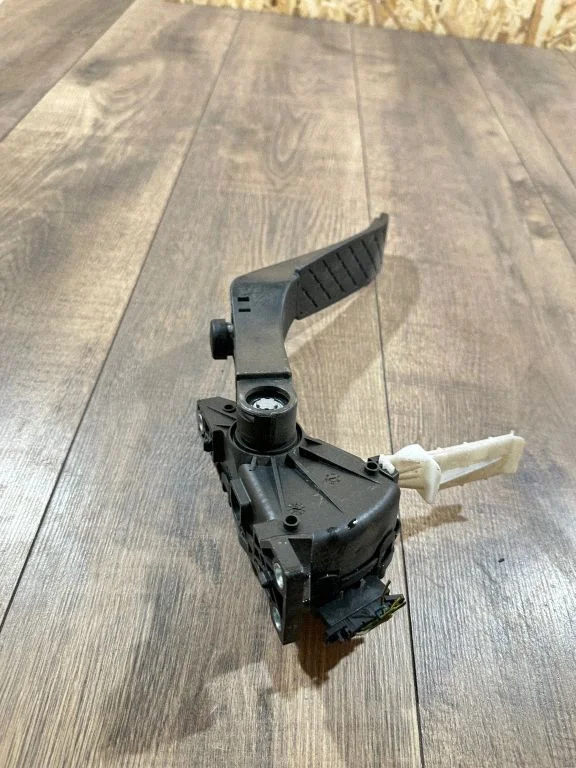 Accelerator throttle pedal 7l0723507